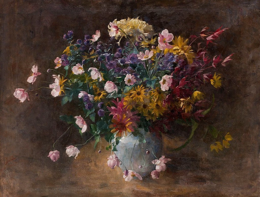 Un bouquet di fiori di campo in un vaso azzurro